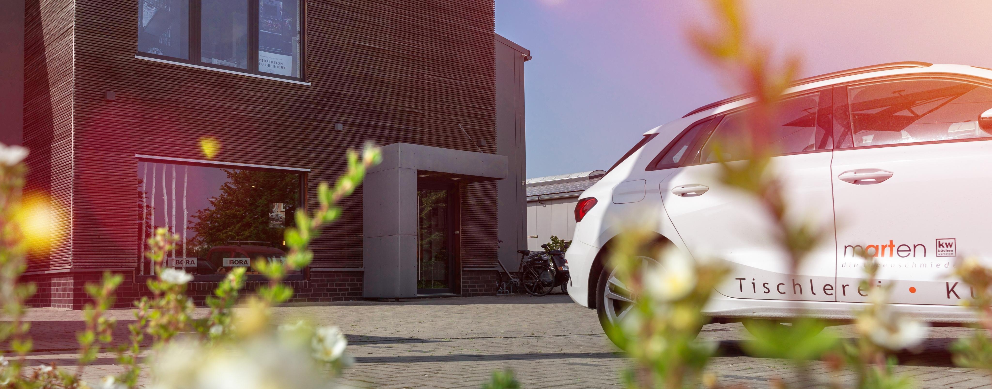 Tischlerei und Küchenwerkstatt Marten Außenansicht mit Auto