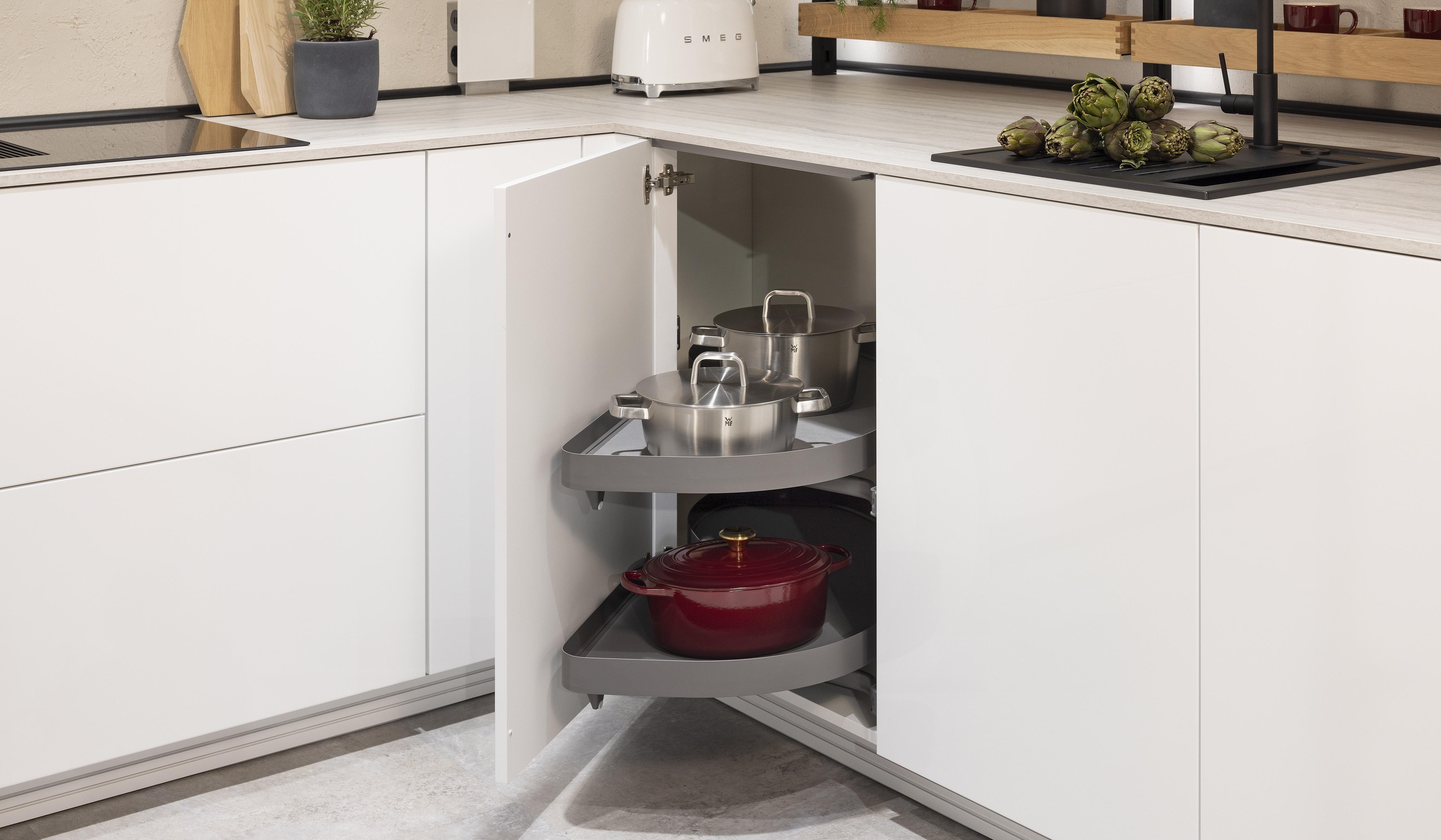 APL: 349 Travertin Sandgrau NB Korpus: 193 Alpinweiß Front: 516 Lack Alpinweiß Hochglanz Griff: Push to open Geräte: Laurus Ofen, Kochfeld Faber Armatur: Gessi Spüle: Elleci  Features: verschiedene Lichtstimmungen (Philips), Vitrinen Beleuchtungen, Aluminium Regal Schwarz mit Lichtblende, Steckdosen, Backofen-Kombi-Lösung, Handtuchhalter, Ecklösung Le Mans Auszug.