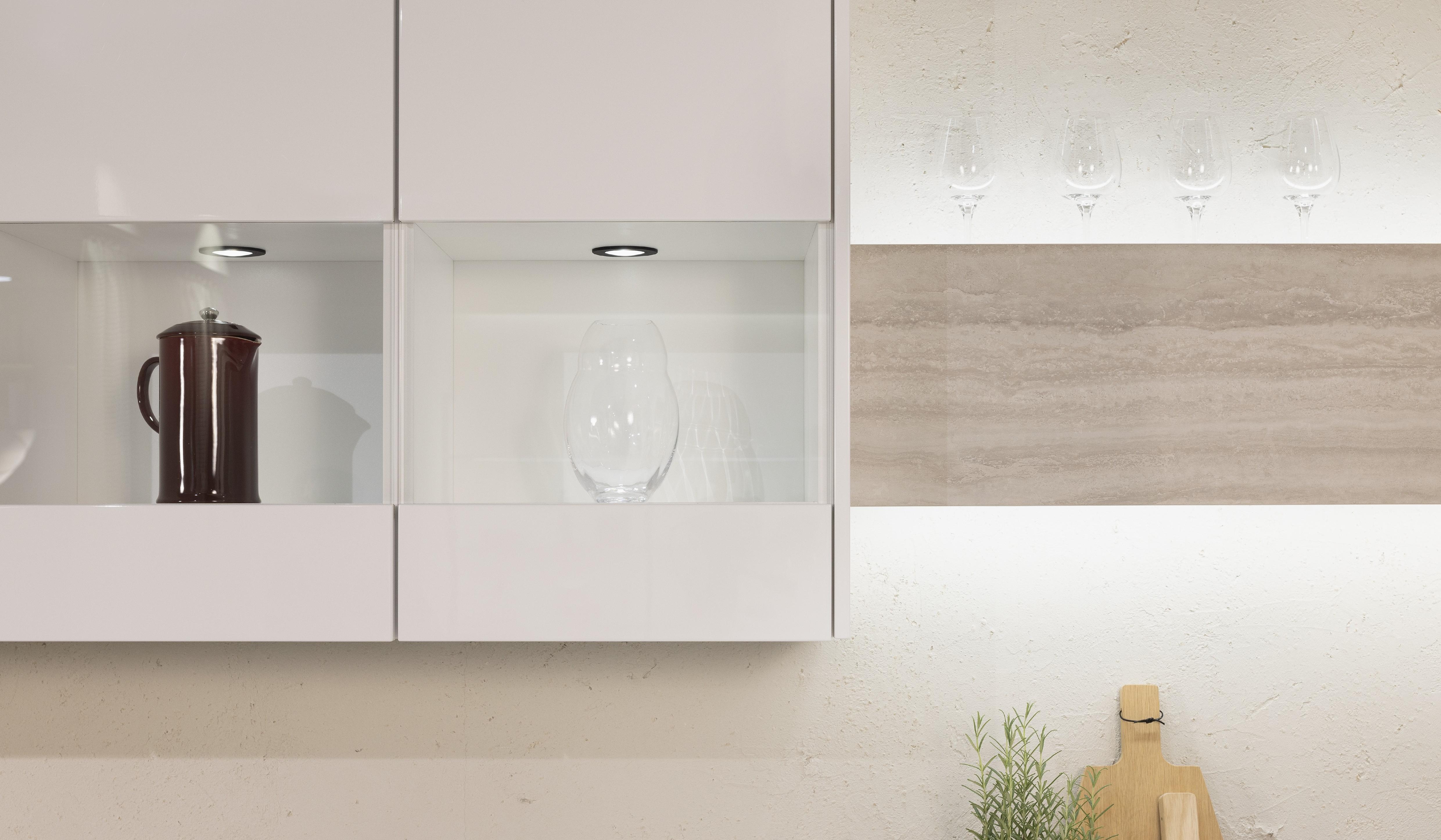 APL: 349 Travertin Sandgrau NB Korpus: 193 Alpinweiß Front: 516 Lack Alpinweiß Hochglanz Griff: Push to open Geräte: Laurus Ofen, Kochfeld Faber Armatur: Gessi Spüle: Elleci  Features: verschiedene Lichtstimmungen (Philips), Vitrinen Beleuchtungen, Aluminium Regal Schwarz mit Lichtblende, Steckdosen, Backofen-Kombi-Lösung, Handtuchhalter, Ecklösung Le Mans Auszug.