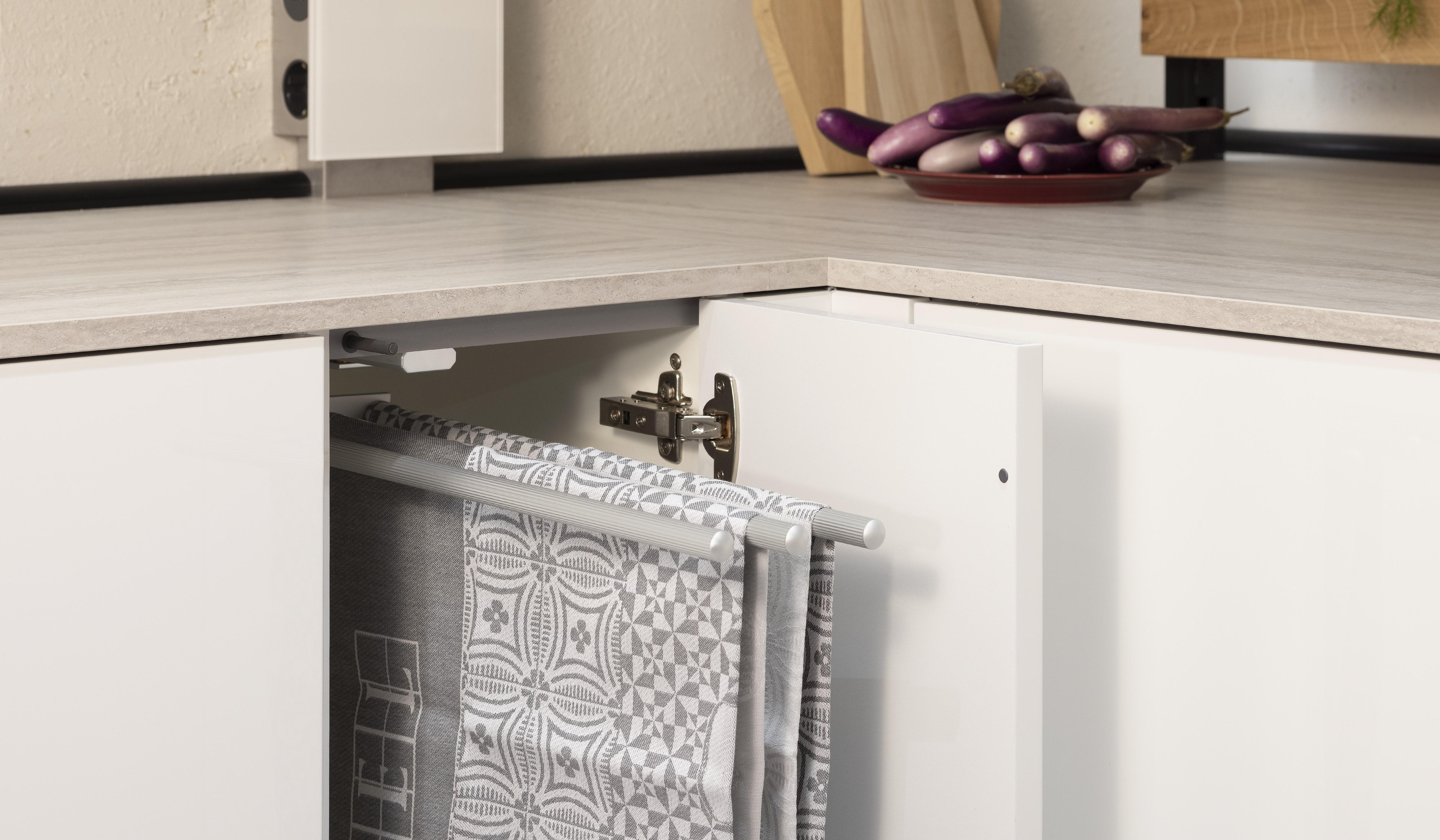 APL: 349 Travertin Sandgrau NB Korpus: 193 Alpinweiß Front: 516 Lack Alpinweiß Hochglanz Griff: Push to open Geräte: Laurus Ofen, Kochfeld Faber Armatur: Gessi Spüle: Elleci  Features: verschiedene Lichtstimmungen (Philips), Vitrinen Beleuchtungen, Aluminium Regal Schwarz mit Lichtblende, Steckdosen, Backofen-Kombi-Lösung, Handtuchhalter, Ecklösung Le Mans Auszug.