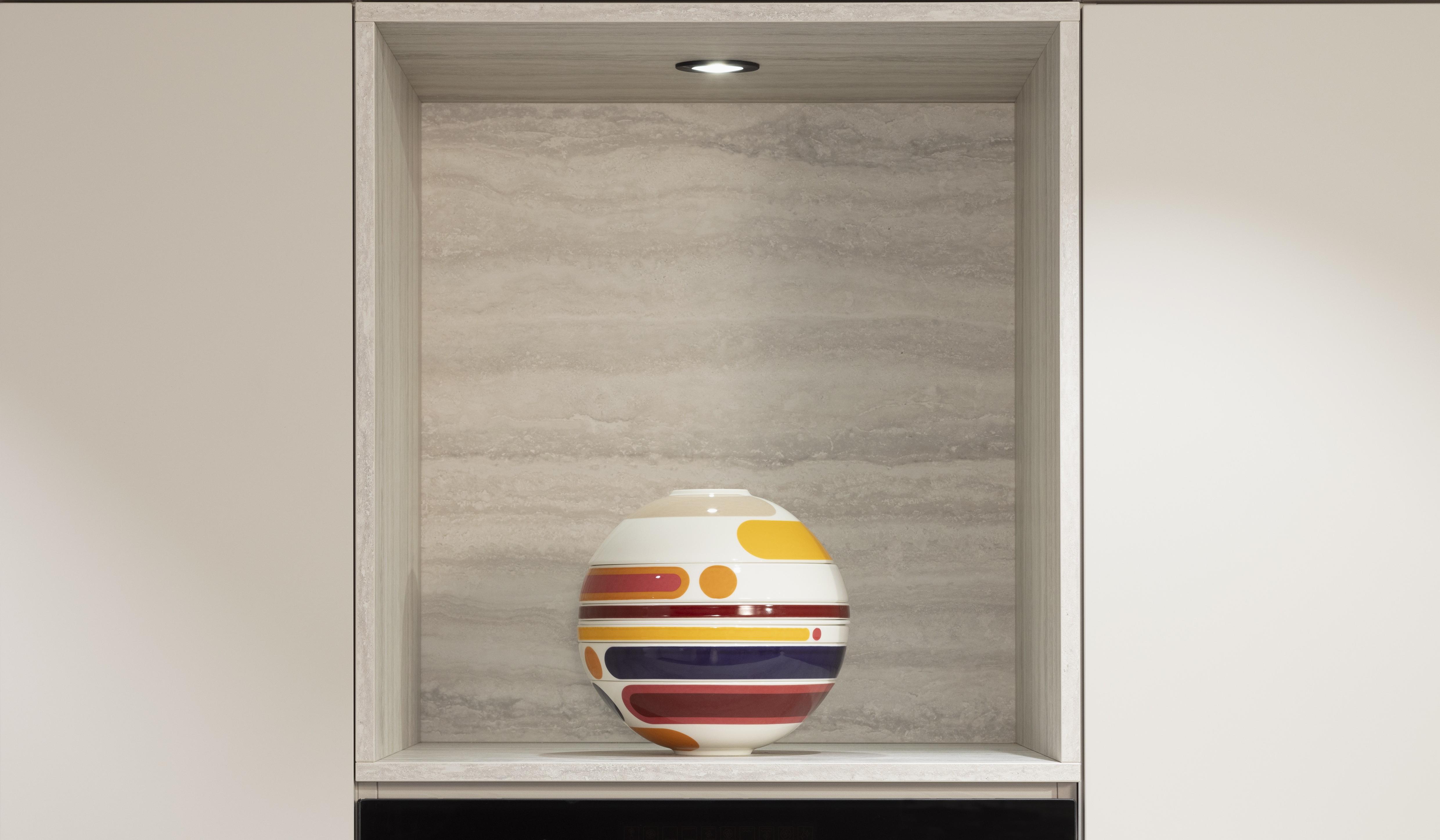 APL: 349 Travertin Sandgrau NB Korpus: 193 Alpinweiß Front: 516 Lack Alpinweiß Hochglanz Griff: Push to open Geräte: Laurus Ofen, Kochfeld Faber Armatur: Gessi Spüle: Elleci  Features: verschiedene Lichtstimmungen (Philips), Vitrinen Beleuchtungen, Aluminium Regal Schwarz mit Lichtblende, Steckdosen, Backofen-Kombi-Lösung, Handtuchhalter, Ecklösung Le Mans Auszug.