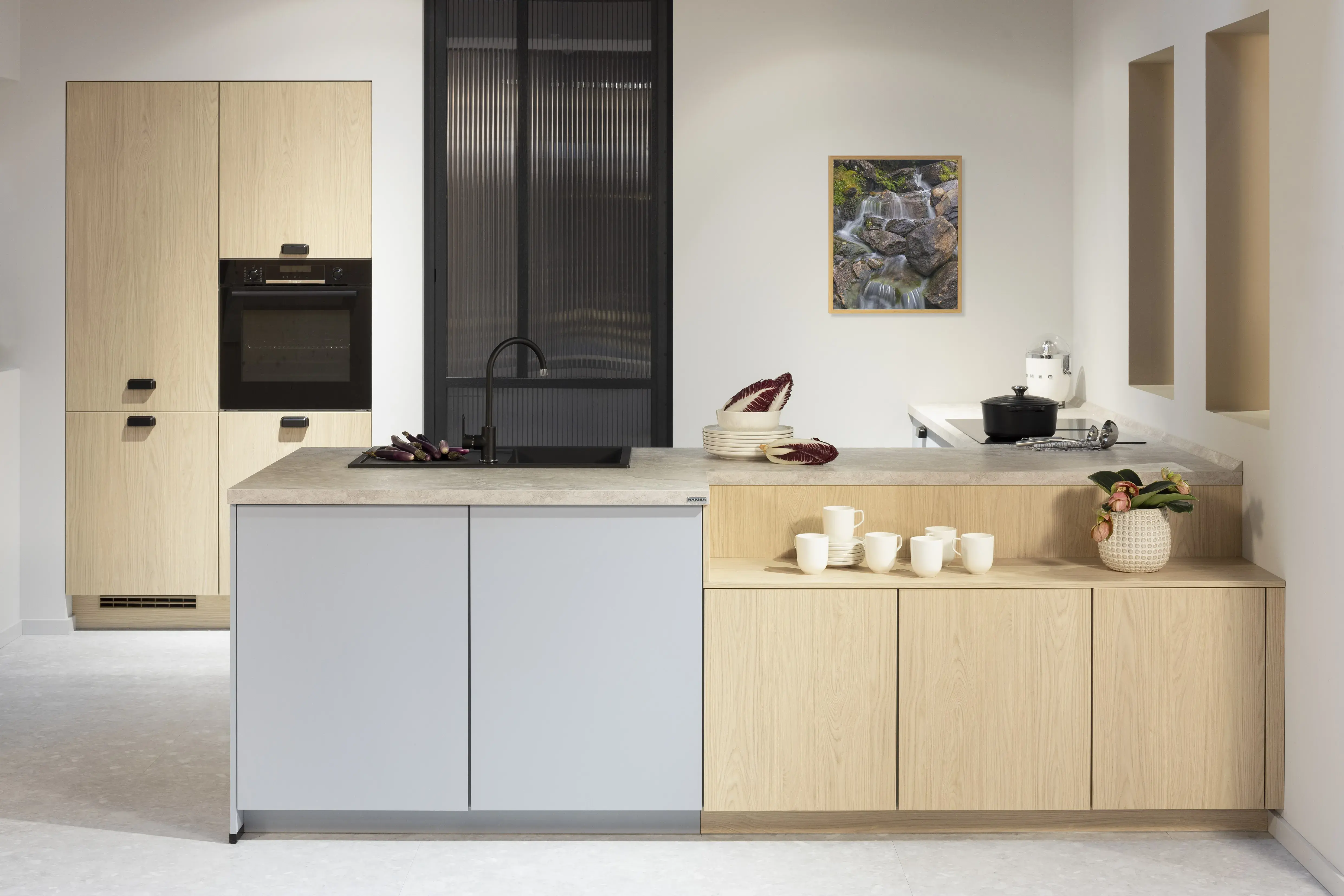 APL: 376 Limestone NB Korpus: 089 Steingrau Front: 485 Lack, Sky Premium matt / 2. Front Holz NB  Griff: Aufschraubgriffmuschel schwarz Geräte: Bosch  Armatur: Nobili Spüle: Elleci  Features: Tiny Kitchen, neue Griffmuschel, Sideboard Lösung, eingekofferte Schranklösung, Front in Holzoptik Handtuchhalter. 