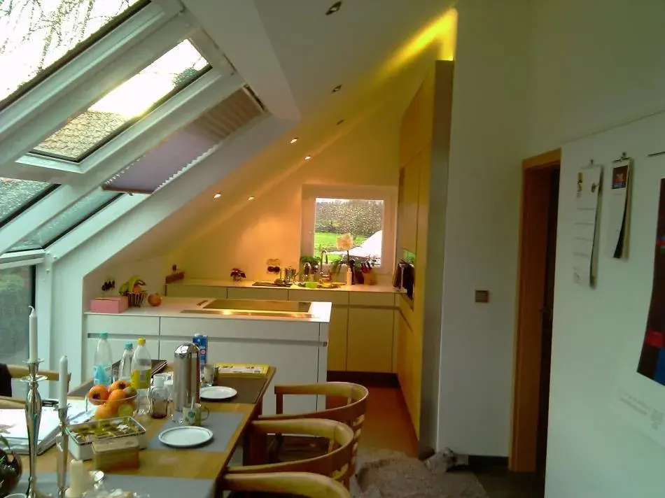 Küche unter einer Dachschräge