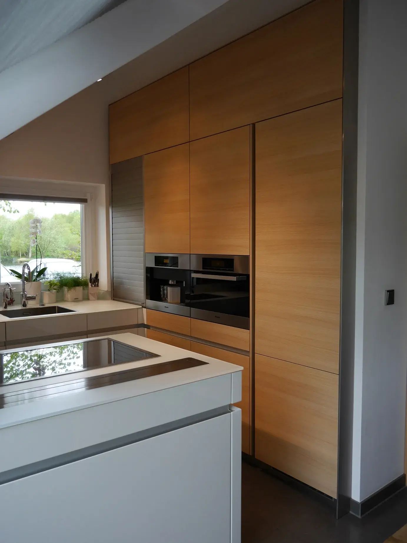 eingekofferte Küchenschrankwand