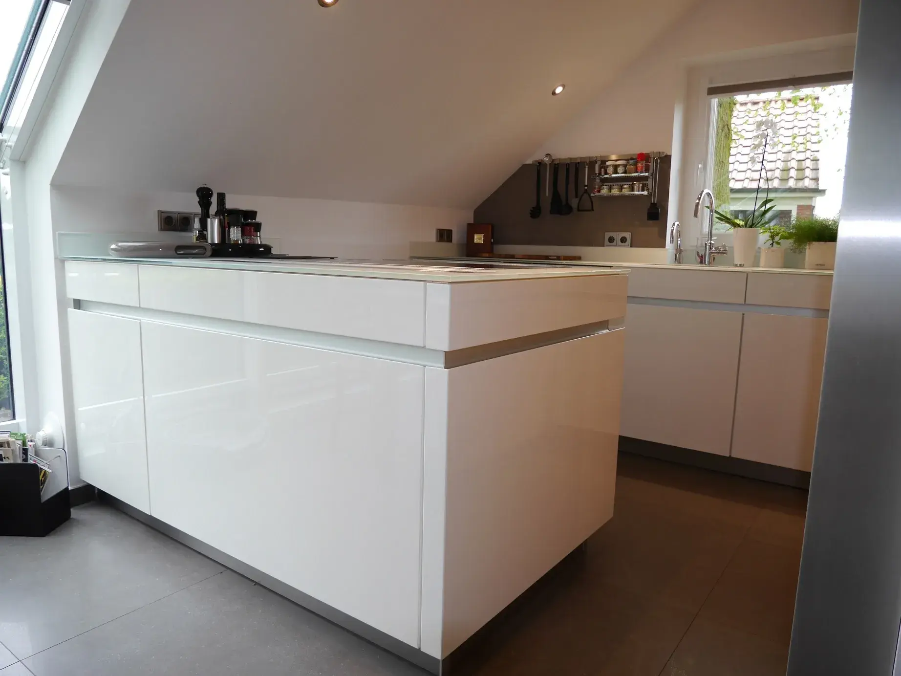 Weiße Küche zweizeilig