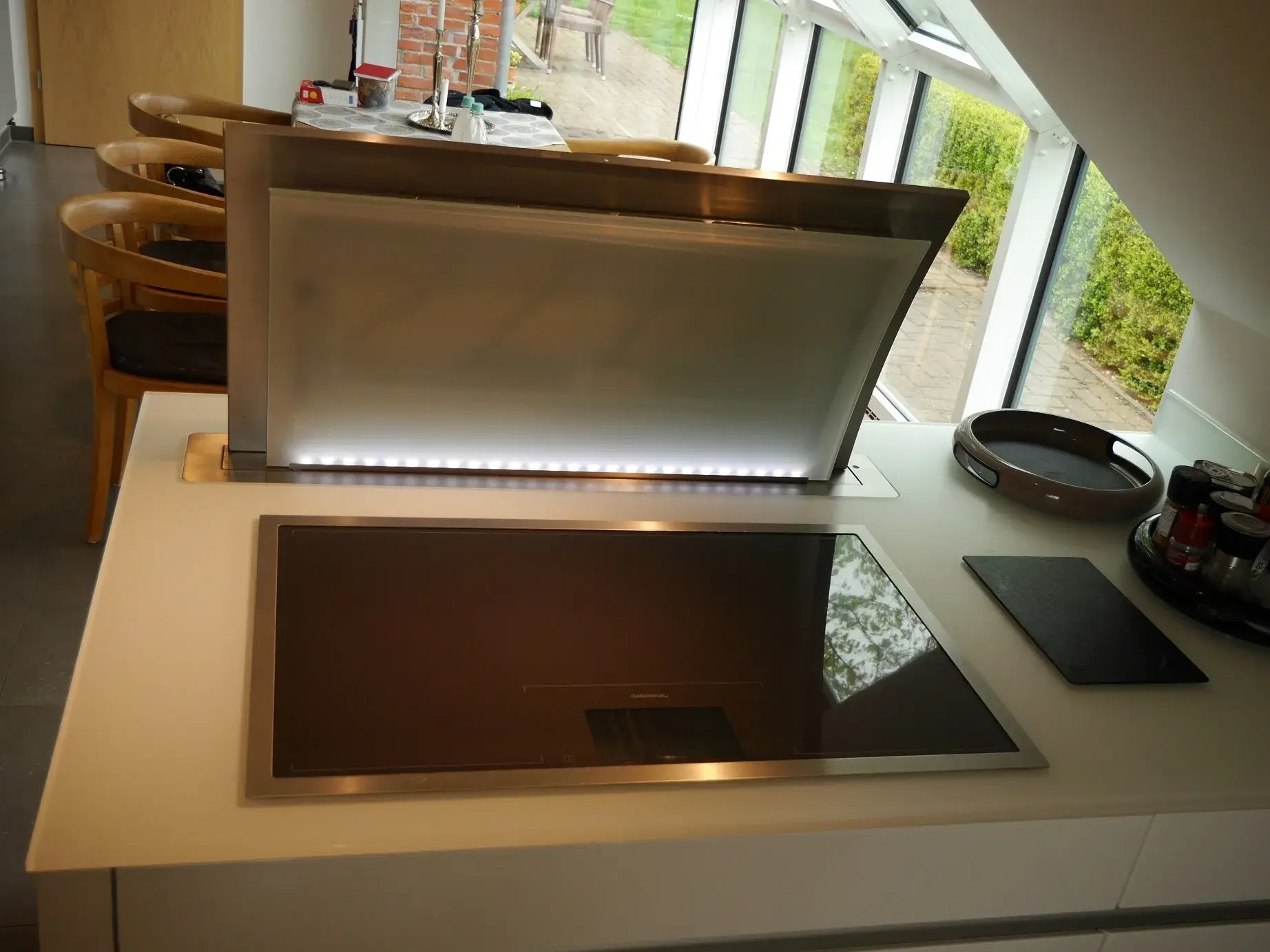 Kochfeld mit besonderem Dunstabzug dahinter