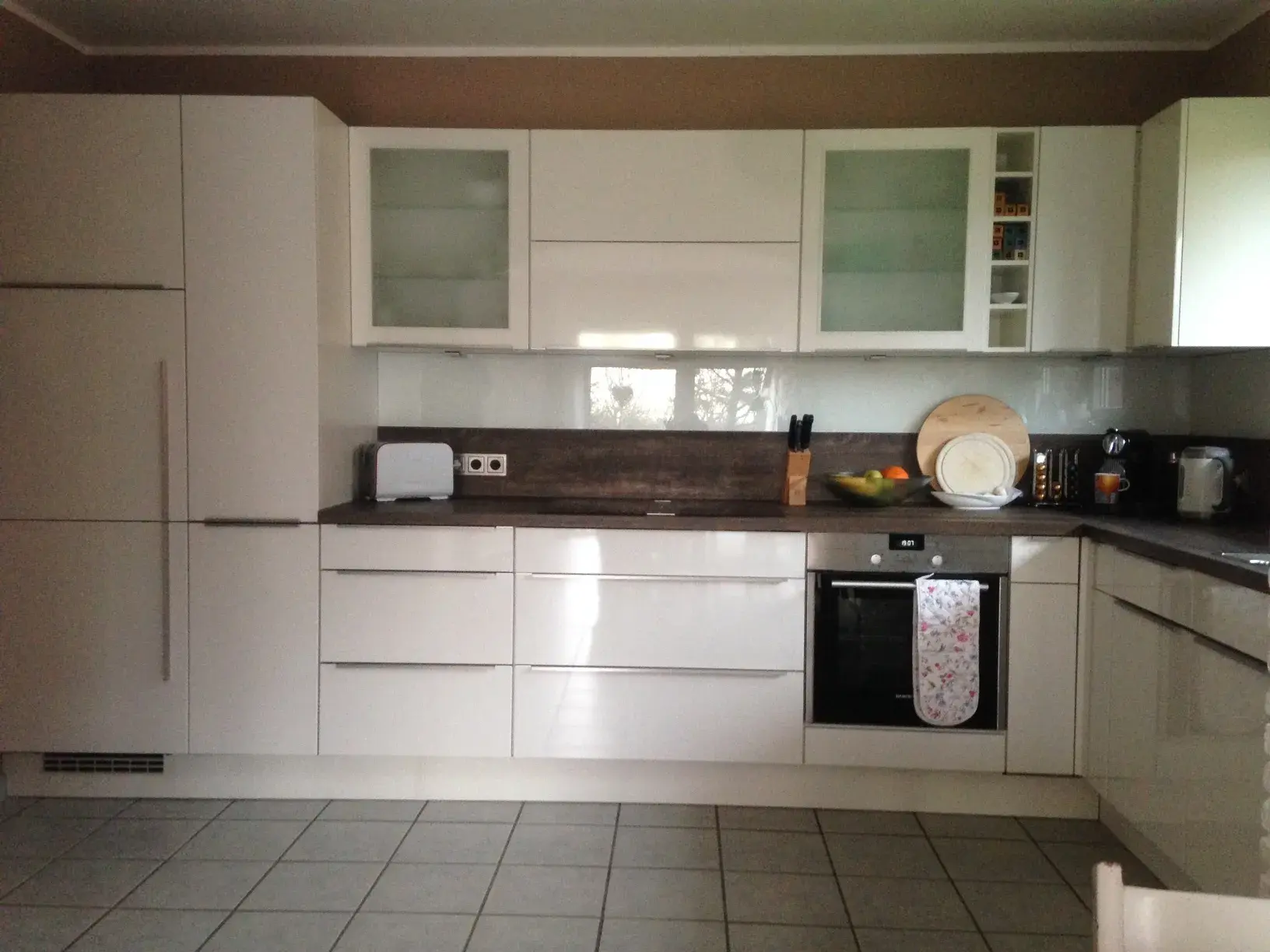 weiße moderne Küche