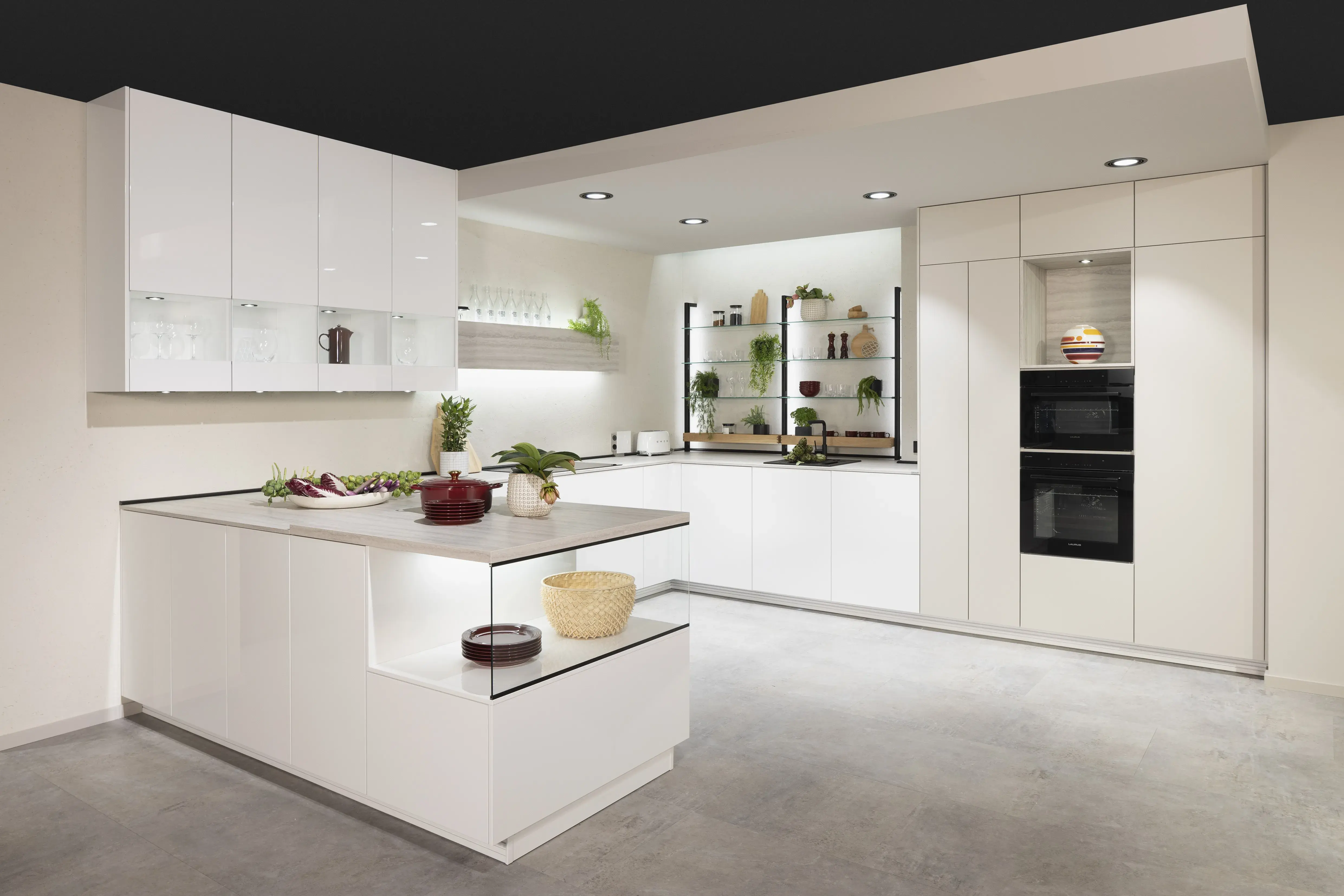 APL: 349 Travertin Sandgrau NB Korpus: 193 Alpinweiß Front: 516 Lack Alpinweiß Hochglanz Griff: Push to open Geräte: Laurus Ofen, Kochfeld Faber Armatur: Gessi Spüle: Elleci  Features: verschiedene Lichtstimmungen (Philips), Vitrinen Beleuchtungen, Aluminium Regal Schwarz mit Lichtblende, Steckdosen, Backofen-Kombi-Lösung, Handtuchhalter, Ecklösung Le Mans Auszug.