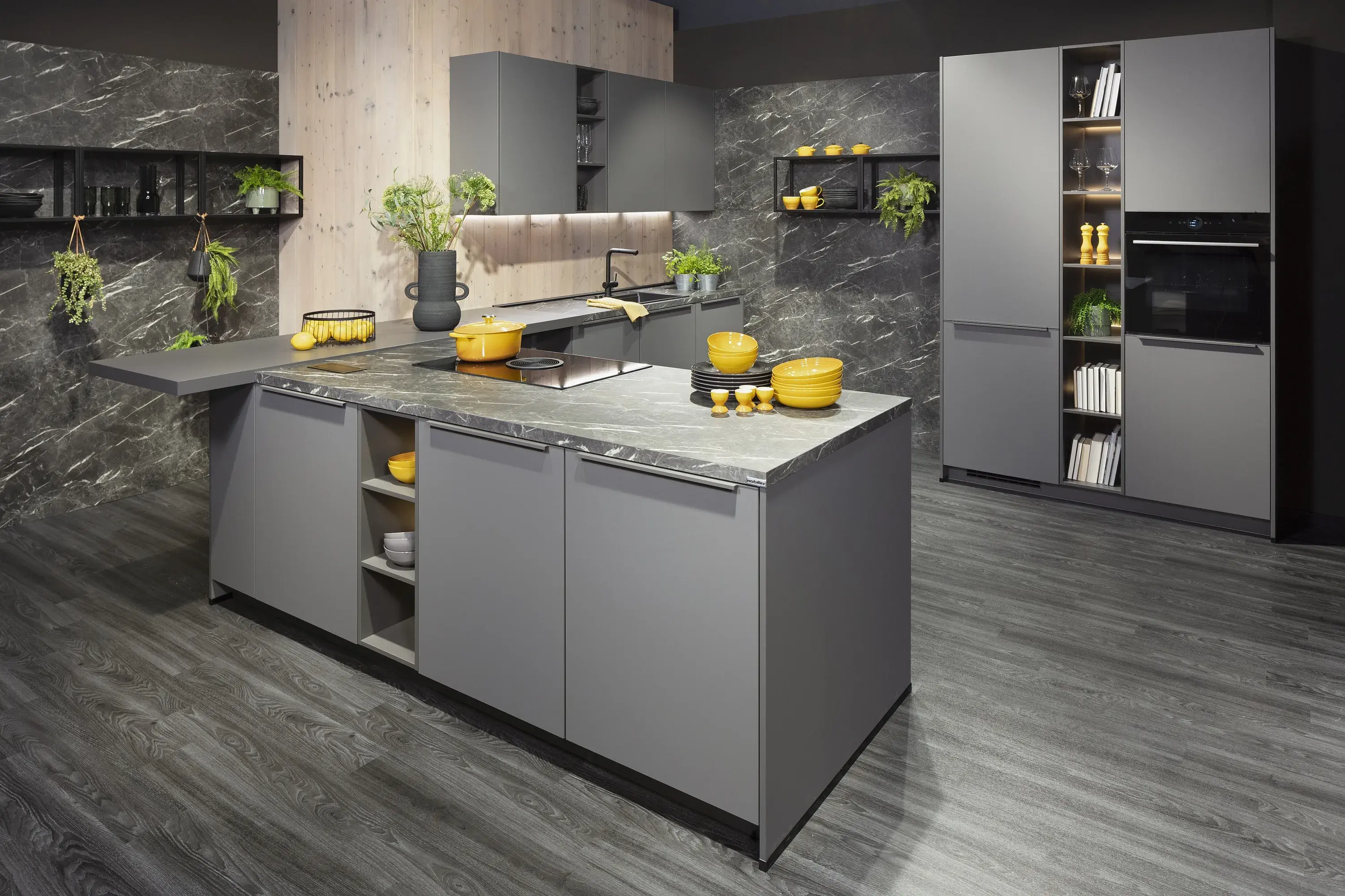 Marmordekor dunkelgrau an Wand und Arbeitsplatte in Nobilia Küche